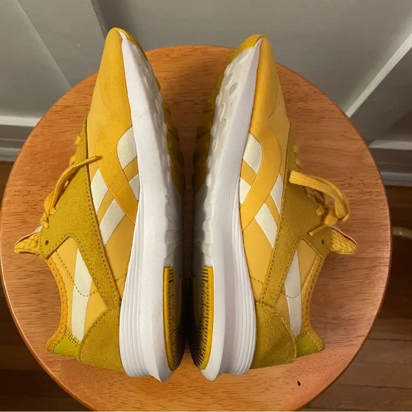 REEBOK // Golden Yellow Athletic Shoes Sneakers women 8.5 - Picture 3 of 10